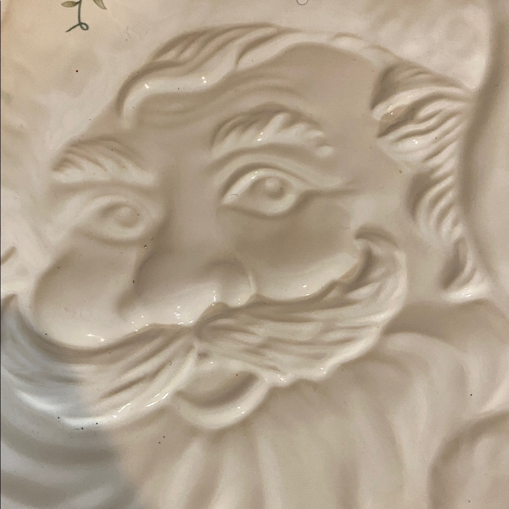 Pfaltzgraff Winterberry Embossed Santa Claus Ceramic Plate with Green Trim. - Picture 5 of 10